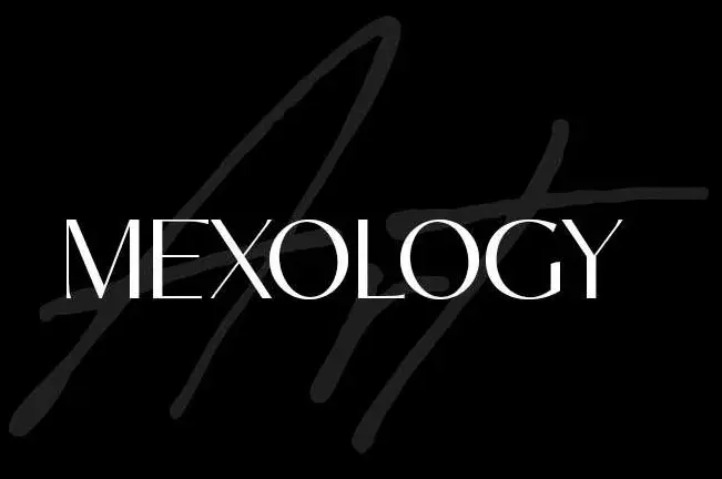 Logotipo blanco de MEXOLOGY con diseño elegante y abstracto, inspirado en el arte de la mixología moderna.